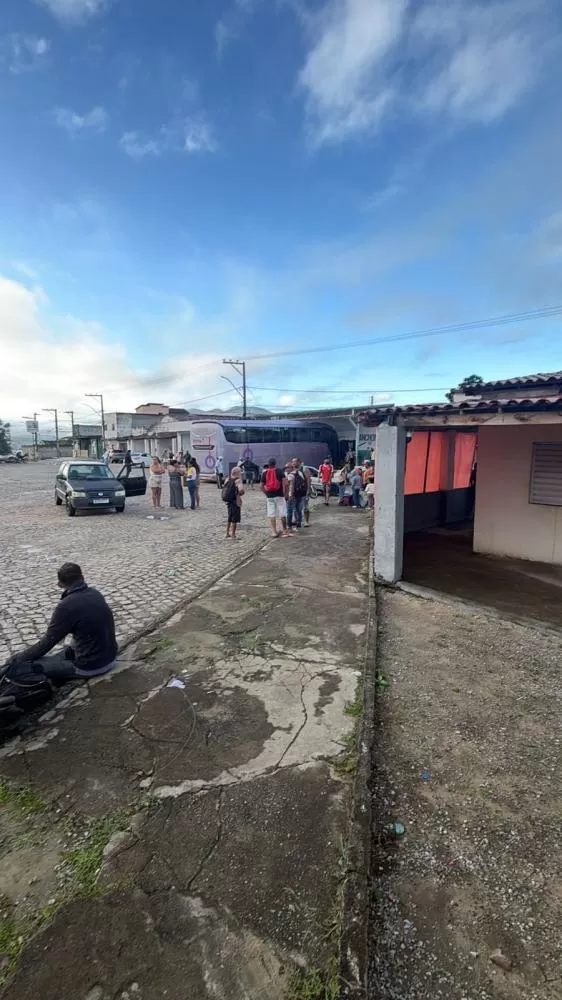 Pelo menos duas pessoas morrem após ônibus invadir rodoviária no interior da Bahia