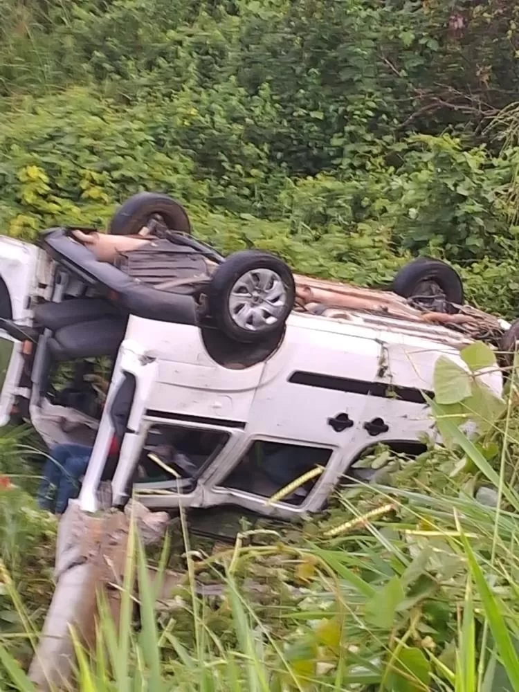 Homem morre e seis pessoas ficam feridas após carro capotar em estrada no sul da Bahia