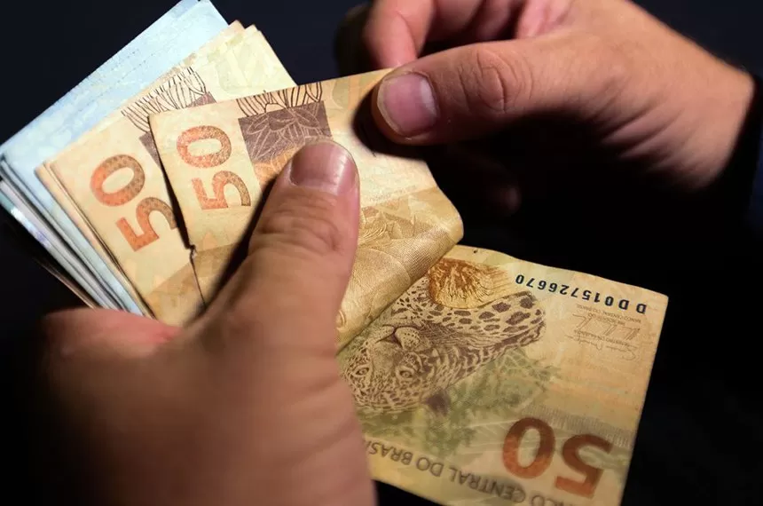 Governo estima salário mínimo de R$ 1.717 para 2027