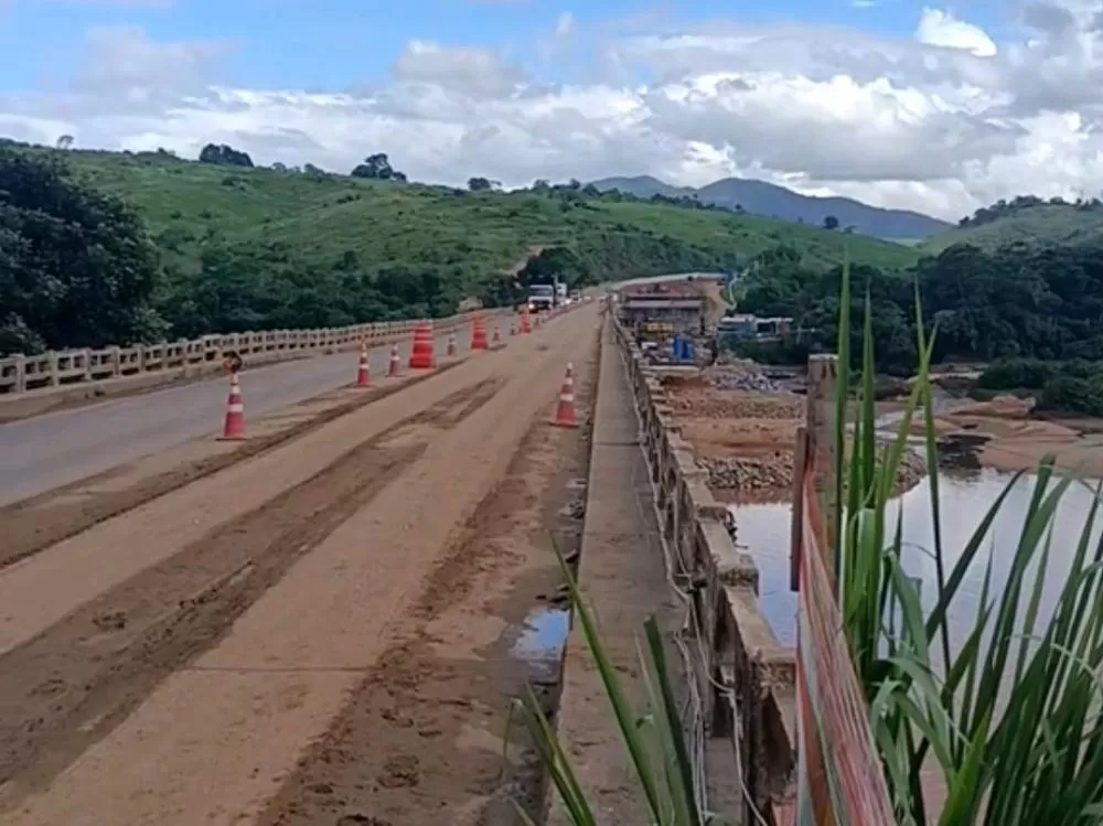 Caminhões voltam a ser proibidos na ponte do Rio Jequitinhonha após nova avaliação técnica