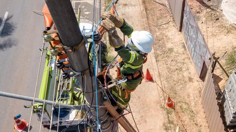 Neoenergia Coelba remove 298 toneladas de cabos irregulares na Bahia