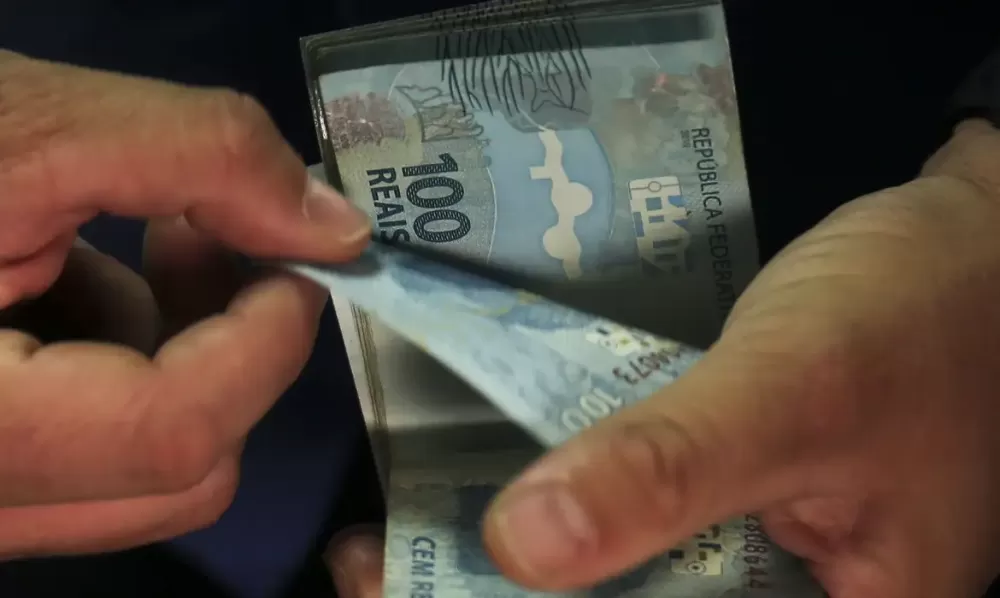 Governo federal propõe salário mínimo de R$ 1.717 para 2027