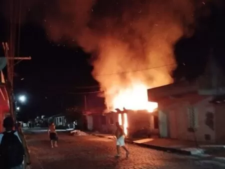 Incêndio de grandes proporções destrói residência e atinge imóveis vizinhos no Pequi