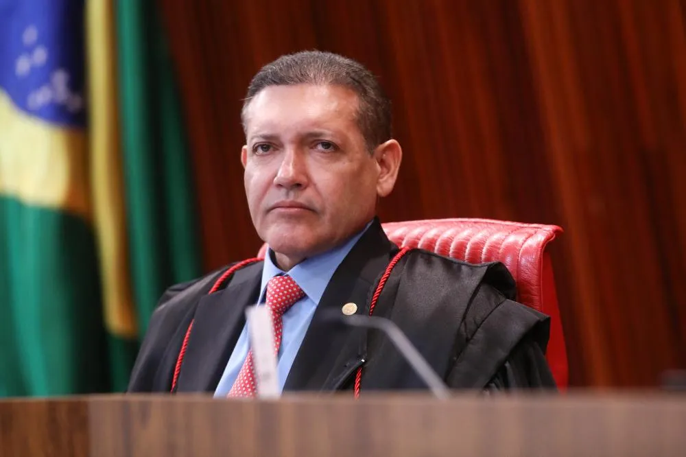 Kassio Nunes Marques determina suspensão de pesquisa que apontou queda de Flávio Bolsonaro