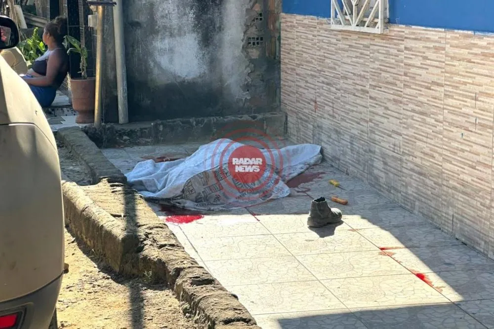 Mulher é morta a facadas enquanto saía para trabalhar na Bahia; suspeito é ex-companheiro da vítima