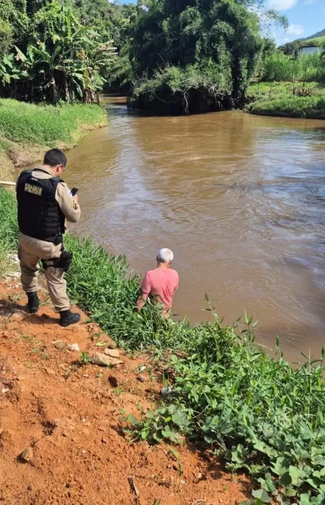 Corpo de recém-nascida é encontrado às margens de rio em MG