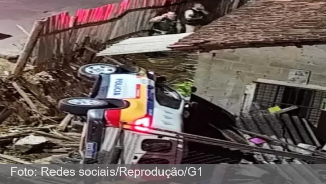 Viatura da PM capota durante perseguição e para no quintal de casa em MG