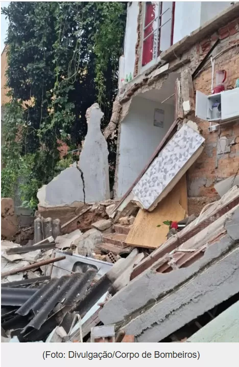 Depois de fortes chuvas, correnteza arrasta parte de casa em São João del Rei