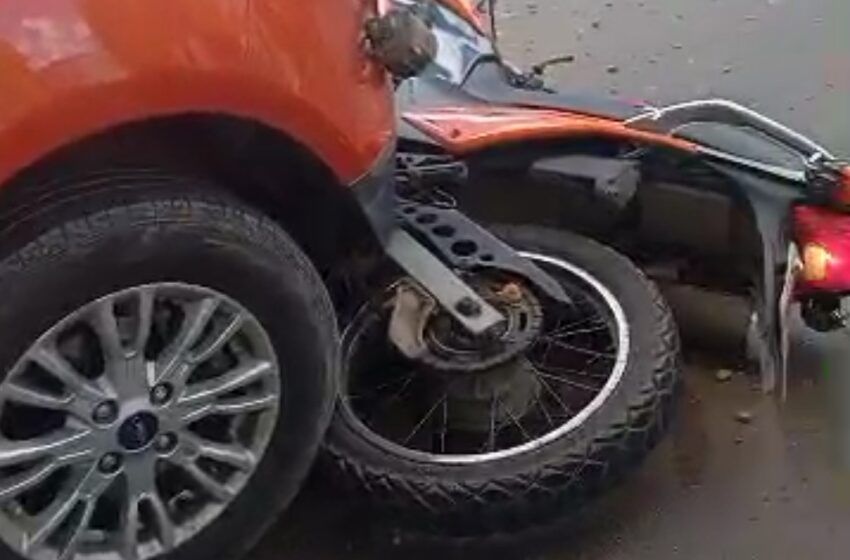  Acidente entre carro e moto deixa uma pessoa ferida em Itamaraju